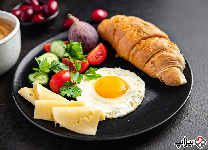 صبحانه: تخم مرغ - خیار و گوجه - کروسان