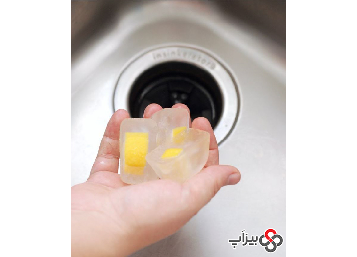 4. از مکعب‌ های سرکه/لیمو یخ‌ زده استفاده کنید تا بوی زباله‌ های خود را از بین ببرید