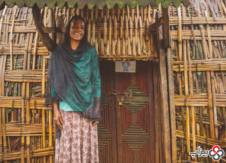 سوکی با افتخار در کنار گواهی "خانه سالم و تمیز"خود، در اتیوپی، ایستاده است